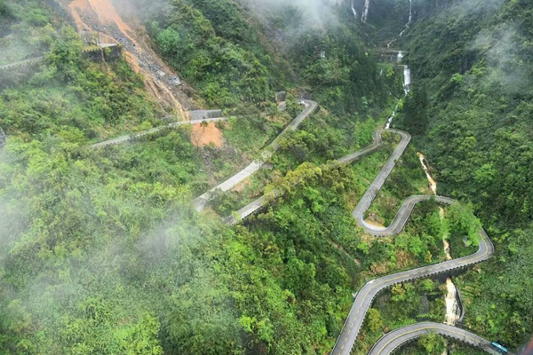 天门山盘山公路