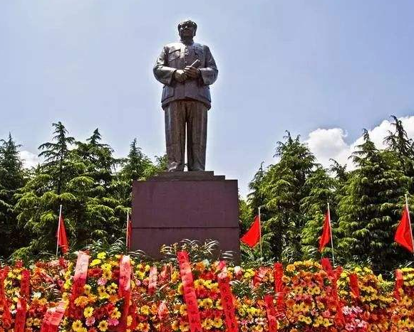 毛主席铜像广场